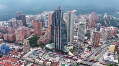 Kolombiya 'nın başkenti Bogota' daki finans merkezi. Yüksek Binalar Peyzajı. Şehir manzarası arka planı. Bogota, Kolombiya Bölgesi 'nde. Şehir merkezinde. Şehir Açık Hava.