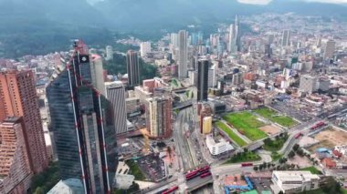 Kolombiya 'nın başkenti Bogota' da Bogota Skyline. Yüksek Binalar Peyzajı. Şehir manzarası arka planı. Bogota, Kolombiya Bölgesi 'nde. Şehir merkezinde. Şehir Açık Hava.