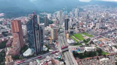 Cundinamarca Kolombiya 'daki Bogota' da Bogota Skyline. Şehir merkezindeki şehir manzarası. Finans Bölgesi Geçmişi. Bogota Cundinamarca Kolombiya 'da. High Rise Binaları. İş Trafiği.