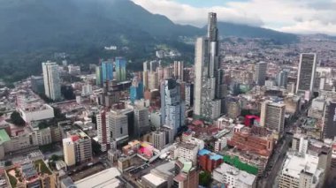 Cundinamarca Kolombiya 'daki Bogota' daki ünlü binalar. Şehir merkezindeki şehir manzarası. Finans Bölgesi Geçmişi. Bogota Cundinamarca Kolombiya 'da. High Rise Binaları. İş Trafiği.