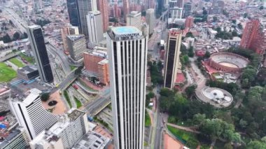 Kolombiya 'nın başkenti Bogota' daki Colpatria Kulesi. Yüksek Binalar Peyzajı. Şehir manzarası arka planı. Bogota, Kolombiya Bölgesi 'nde. Şehir merkezinde. Şehir Açık Hava.