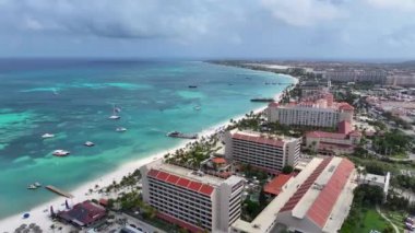 Hollanda Karayip Bölgesi Aruba 'daki Palm Beach' teki High Rise Otelleri. Plaj manzarası. Karayip Cenneti. Hollanda Karayipler 'deki Palm Beach Aruba. Deniz Burnu Açık Hava. Doğa Turizmi.
