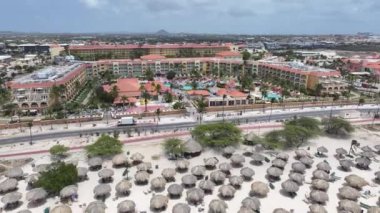 Oranjestad Aruba 'daki Eagle Beach' te lüks bir tatil yeri. Plaj manzarası. Karayip Cenneti. Oranjestad Aruba 'daki Eagle Beach. Deniz Burnu Açık Hava. Doğa Turizmi.