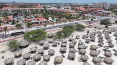 Oranjestad Aruba 'daki Eagle Beach' teki plaj şemsiyeleri. Plaj manzarası. Karayip Cenneti. Oranjestad Aruba 'daki Eagle Beach. Deniz Burnu Açık Hava. Doğa Turizmi.