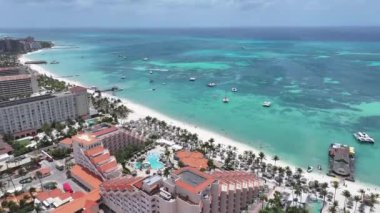 Oranjestad Aruba 'daki Noord' da Palm Beach. Plaj manzarası. Karayip Cenneti. Oranjestad Aruba 'daki Noord. Deniz Burnu Açık Hava. Doğa Turizmi.