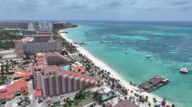 Hollanda Karayipler 'deki Oranjestad' daki Palm Beach Aruba. Plaj manzarası. Karayip Cenneti. Hollanda Karayipler 'deki Oranjestad Aruba. Deniz Burnu Açık Hava. Doğa Turizmi.