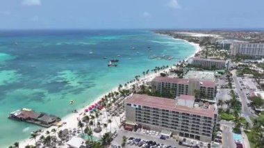 Oranjestad Aruba 'daki Palm Beach' teki High Rise Otelleri. Plaj manzarası. Karayip Cenneti. Oranjestad Aruba 'daki Palm Beach. Deniz Burnu Açık Hava. Doğa Turizmi.
