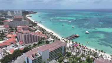 Hollanda Karayipler 'deki Oranjestad' daki Palm Beach Aruba. Karayip Sahili. Mavi Deniz Arkaplanı. Hollanda Karayipler 'deki Oranjestad Aruba. Turizm arazisi. Doğa Deniz Burnu.