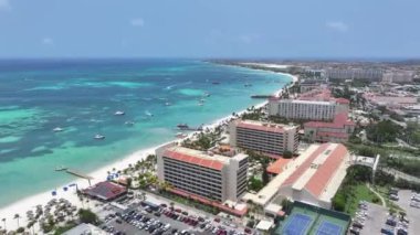 Oranjestad Aruba 'daki Noord' da Palm Beach. Plaj manzarası. Karayip Cenneti. Oranjestad Aruba 'daki Noord. Deniz Burnu Açık Hava. Doğa Turizmi.