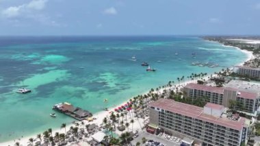Oranjestad Aruba 'daki Palm Beach' teki High Rise Otelleri. Plaj manzarası. Karayip Cenneti. Oranjestad Aruba 'daki Palm Beach. Deniz Burnu Açık Hava. Doğa Turizmi.