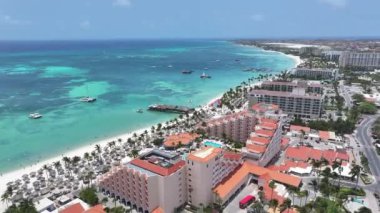 Hollanda Karayipler 'deki Oranjestad' daki Palm Beach Aruba. Karayip Sahili. Mavi Deniz Arkaplanı. Hollanda Karayipler 'deki Oranjestad Aruba. Turizm arazisi. Doğa Deniz Burnu.