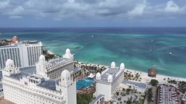 Hollanda Karayip Bölgesi Aruba 'daki Palm Beach' teki High Rise Otelleri. Plaj manzarası. Karayip Cenneti. Hollanda Karayipler 'deki Palm Beach Aruba. Deniz Burnu Açık Hava. Doğa Turizmi.