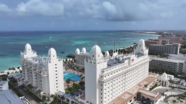 Hollanda Karayip Bölgesi Aruba 'daki Palm Beach' teki High Rise Otelleri. Plaj manzarası. Karayip Cenneti. Hollanda Karayipler 'deki Palm Beach Aruba. Deniz Burnu Açık Hava. Doğa Turizmi.