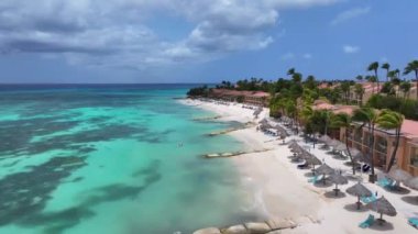 Hollanda Karayip Bölgesi Aruba 'daki Oranjestad' da rıhtım bölgesi. Plaj manzarası. Karayip Cenneti. Hollanda Karayipler 'deki Oranjestad Aruba. Deniz Burnu Açık Hava. Doğa Turizmi.