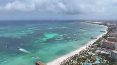 Oranjestad Aruba 'daki Palm Beach' teki High Rise Otelleri. Plaj manzarası. Karayip Cenneti. Oranjestad Aruba 'daki Palm Beach. Deniz Burnu Açık Hava. Doğa Turizmi.
