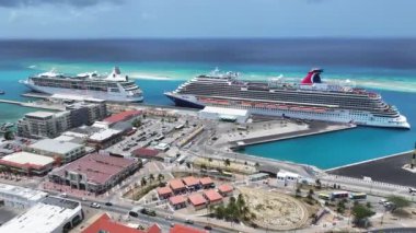 Hollanda Karayipler 'deki Oranjestad' da Aruba Limanı. Karayip Gemi Gezisi. Skyline şehir merkezinde. Hollanda Karayipler 'deki Oranjestad Aruba. Şehir manzarası dönüm noktası. Yelkenli Binaları.