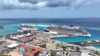 Hollanda Karayipler 'deki Oranjestad' da Aruba Limanı. Karayip Gemi Gezisi. Skyline şehir merkezinde. Hollanda Karayipler 'deki Oranjestad Aruba. Şehir manzarası dönüm noktası. Gezici Binalar.