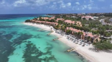 Hollanda Karayipler 'deki Oranjestad' da Aruba Skyline. Karayip Cenneti. Mavi Deniz Arkaplanı. Hollanda Karayipler 'deki Oranjestad Aruba. Turizm arazisi. Doğa Deniz Burnu.