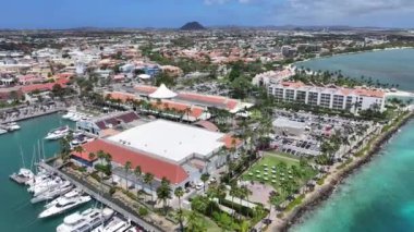 Hollanda 'nın Karayip Bölgesi Aruba' daki Oranjestad 'da. Karayip Şehri. Skyline şehir merkezinde. Hollanda Karayipler 'deki Oranjestad Aruba. Şehir manzarası dönüm noktası. Renkli Binalar.