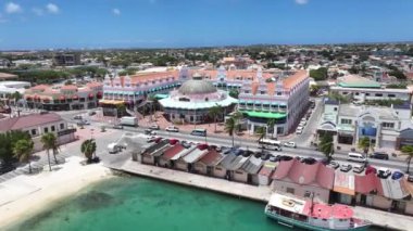 Hollanda Karayipler 'deki Oranjestad' da Aruba Skyline. Karayip Şehri. Skyline şehir merkezinde. Hollanda Karayipler 'deki Oranjestad Aruba. Şehir manzarası dönüm noktası. Renkli Binalar.