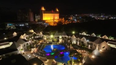 Hollanda Karayip Bölgesi Aruba 'daki Oranjestad' da aydınlatılmış oteller. City Night Scape 'de. Şehir merkezinde gece. Hollanda Karayipler 'deki Oranjestad Aruba. Lüks Otel Landmark. Binalar Skyline.