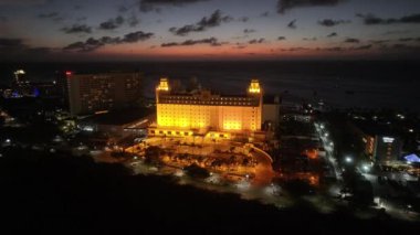 Karayip Adaları Aruba 'daki Oranjestad' da Karayip Günbatımı. Şehir manzarası Skyline. Şehir merkezinde gün batımı. Hollanda Karayipler 'deki Oranjestad Aruba. Lüks Otel Landmark. Parlak Binalar.
