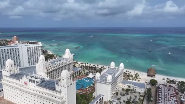位于荷属阿鲁巴加勒比海棕榈滩的高耸酒店 海滩景观 加勒比天堂 Palm Beach Caribbean Netherlands Aruba 海景户外 自然旅游 — 图库视频影像