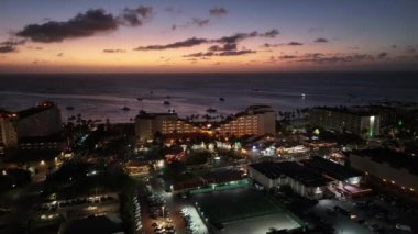 Hollanda Karayip Bölgesi Aruba 'daki Oranjestad' da Sunset Skyline. Şehir manzarası Skyline. Şehir merkezinde gün batımı. Hollanda Karayipler 'deki Oranjestad Aruba. Lüks Otel Landmark. Parlak Binalar.