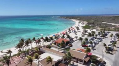 Hollanda Karayipler 'deki Oranjestad' daki Arashi Plajı Aruba. Plaj manzarası. Karayip Cenneti. Hollanda Karayipler 'deki Oranjestad Aruba. Deniz Burnu Açık Hava. Doğa Turizmi.