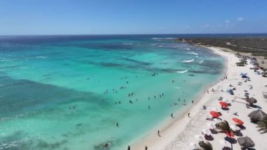Oranjestad Aruba 'daki Noord' daki Arashi Plajı. Karayip Sahili. Mavi Deniz Arkaplanı. Oranjestad Aruba 'daki Noord. Turizm arazisi. Doğa Deniz Burnu.