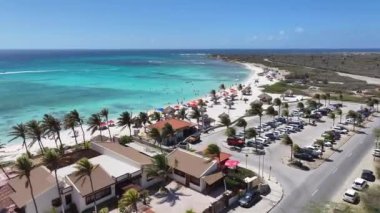 Hollanda Karayipler 'deki Oranjestad' daki Arashi Plajı Aruba. Plaj manzarası. Karayip Cenneti. Hollanda Karayipler 'deki Oranjestad Aruba. Deniz Burnu Açık Hava. Doğa Turizmi.