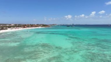Hollanda Karayipler 'deki Oranjestad' daki Arashi Plajı Aruba. Plaj manzarası. Karayip Cenneti. Hollanda Karayipler 'deki Oranjestad Aruba. Deniz Burnu Açık Hava. Doğa Turizmi.