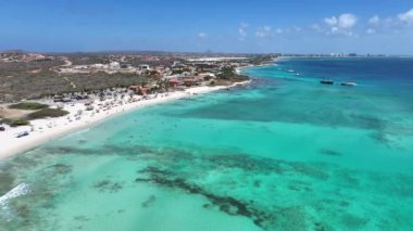Oranjestad Aruba 'daki Noord' daki Arashi Plajı. Karayip Sahili. Mavi Deniz Arkaplanı. Oranjestad Aruba 'daki Noord. Turizm arazisi. Doğa Deniz Burnu.