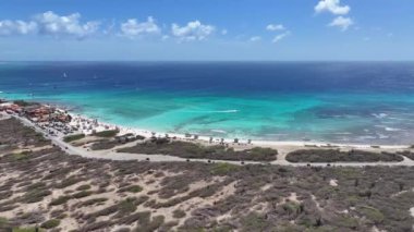 Hollanda Karayipler 'deki Oranjestad' daki Arashi Plajı Aruba. Karayip Sahili. Mavi Deniz Arkaplanı. Hollanda Karayipler 'deki Oranjestad Aruba. Turizm arazisi. Doğa Deniz Burnu.