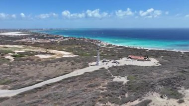 Oranjestad Aruba Noord 'daki Kaliforniya Deniz Feneri. Karayip Sahili. Mavi Deniz Arkaplanı. Oranjestad Aruba 'daki Noord. Turizm arazisi. Doğa Deniz Burnu.