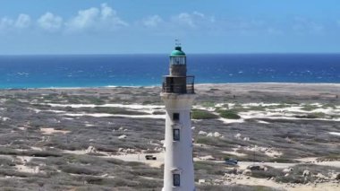 Oranjestad Aruba Noord 'daki Kaliforniya Deniz Feneri. Karayip Sahili. Mavi Deniz Arkaplanı. Oranjestad Aruba 'daki Noord. Turizm arazisi. Doğa Deniz Burnu.