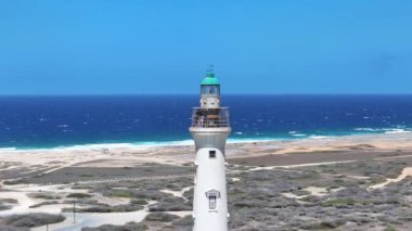 Oranjestad Aruba Noord 'daki Kaliforniya Deniz Feneri. Karayip Sahili. Mavi Deniz Arkaplanı. Oranjestad Aruba 'daki Noord. Turizm arazisi. Doğa Deniz Burnu.