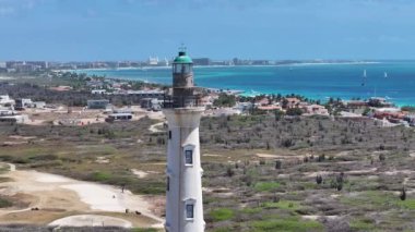 Karayip Hollanda 'sı Aruba' daki Oranjestad 'daki Kaliforniya Deniz Feneri. Plaj manzarası. Karayip Cenneti. Hollanda Karayipler 'deki Oranjestad Aruba. Deniz Burnu Açık Hava. Doğa Turizmi.