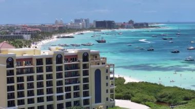 Oranjestad Aruba 'daki Palm Beach' teki High Rise Otelleri. Plaj manzarası. Karayip Cenneti. Oranjestad Aruba 'daki Palm Beach. Deniz Burnu Açık Hava. Doğa Turizmi.