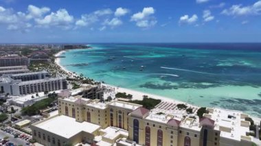 Hollanda Karayipler 'deki Oranjestad' daki Palm Beach Aruba. Karayip Sahili. Mavi Deniz Arkaplanı. Hollanda Karayipler 'deki Oranjestad Aruba. Turizm arazisi. Doğa Deniz Burnu.