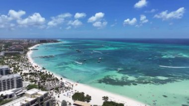 Hollanda Karayipler 'deki Oranjestad' daki Palm Beach Aruba. Karayip Sahili. Mavi Deniz Arkaplanı. Hollanda Karayipler 'deki Oranjestad Aruba. Turizm arazisi. Doğa Deniz Burnu.
