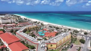 Oranjestad Aruba 'daki Eagle Beach' te yüksek katlı oteller. Plaj manzarası. Karayip Cenneti. Oranjestad Aruba 'daki Eagle Beach. Deniz Burnu Açık Hava. Doğa Turizmi.