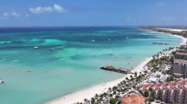 Oranjestad Aruba 'daki Noord' da Palm Beach. Plaj manzarası. Karayip Cenneti. Oranjestad Aruba 'daki Noord. Deniz Burnu Açık Hava. Doğa Turizmi.