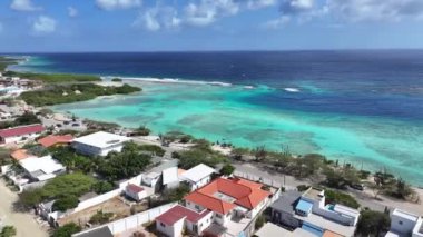 Hollanda 'nın Karayipler kenti Aruba' daki Oranjestad 'da Karayip Skyline' ı. Plaj manzarası. Karayip Cenneti. Hollanda Karayipler 'deki Oranjestad Aruba. Deniz Burnu Açık Hava. Doğa Turizmi.