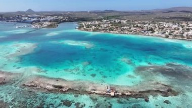 Hollanda 'nın Karayipler kenti Aruba' daki Oranjestad 'da Karayip Skyline' ı. Plaj manzarası. Karayip Cenneti. Hollanda Karayipler 'deki Oranjestad Aruba. Deniz Burnu Açık Hava. Doğa Turizmi.