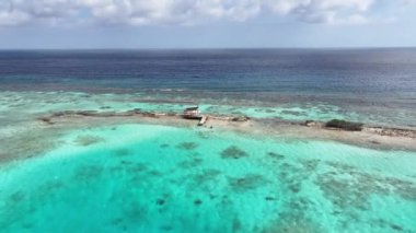 Karayipler 'deki Oranjestad Karayipler' deki Karayip Sahili Aruba. Plaj manzarası. Karayip Cenneti. Hollanda Karayipler 'deki Oranjestad Aruba. Deniz Burnu Açık Hava. Doğa Turizmi.