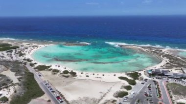 Oranjestad Aruba 'daki San Nicolas' taki Bebek Plajı. Plaj manzarası. Karayip Cenneti. San Nicolas Oranjestad Aruba 'da. Deniz Burnu Açık Hava. Doğa Turizmi.