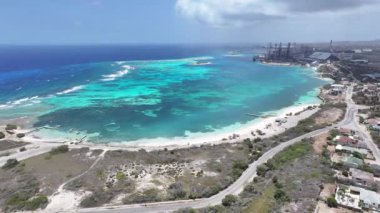 Hollanda Karayipler 'deki Oranjestad' da Rodgers Plajı. Karayip Sahili. Mavi Deniz Arkaplanı. Hollanda Karayipler 'deki Oranjestad Aruba. Turizm arazisi. Doğa Deniz Burnu.