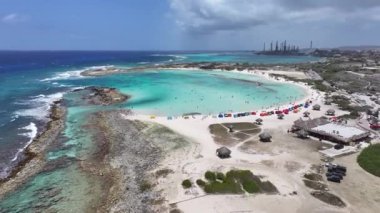 Oranjestad Aruba 'daki San Nicolas' taki Bebek Plajı. Plaj manzarası. Karayip Cenneti. San Nicolas Oranjestad Aruba 'da. Deniz Burnu Açık Hava. Doğa Turizmi.