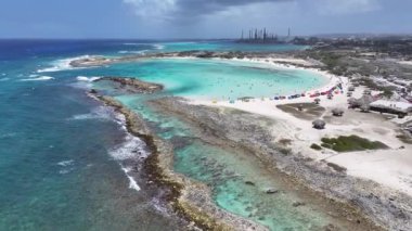 Oranjestad Aruba 'daki San Nicolas' taki Bebek Plajı. Plaj manzarası. Karayip Cenneti. San Nicolas Oranjestad Aruba 'da. Deniz Burnu Açık Hava. Doğa Turizmi.